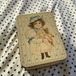 Little girl in bonnet 1984 vintage tin